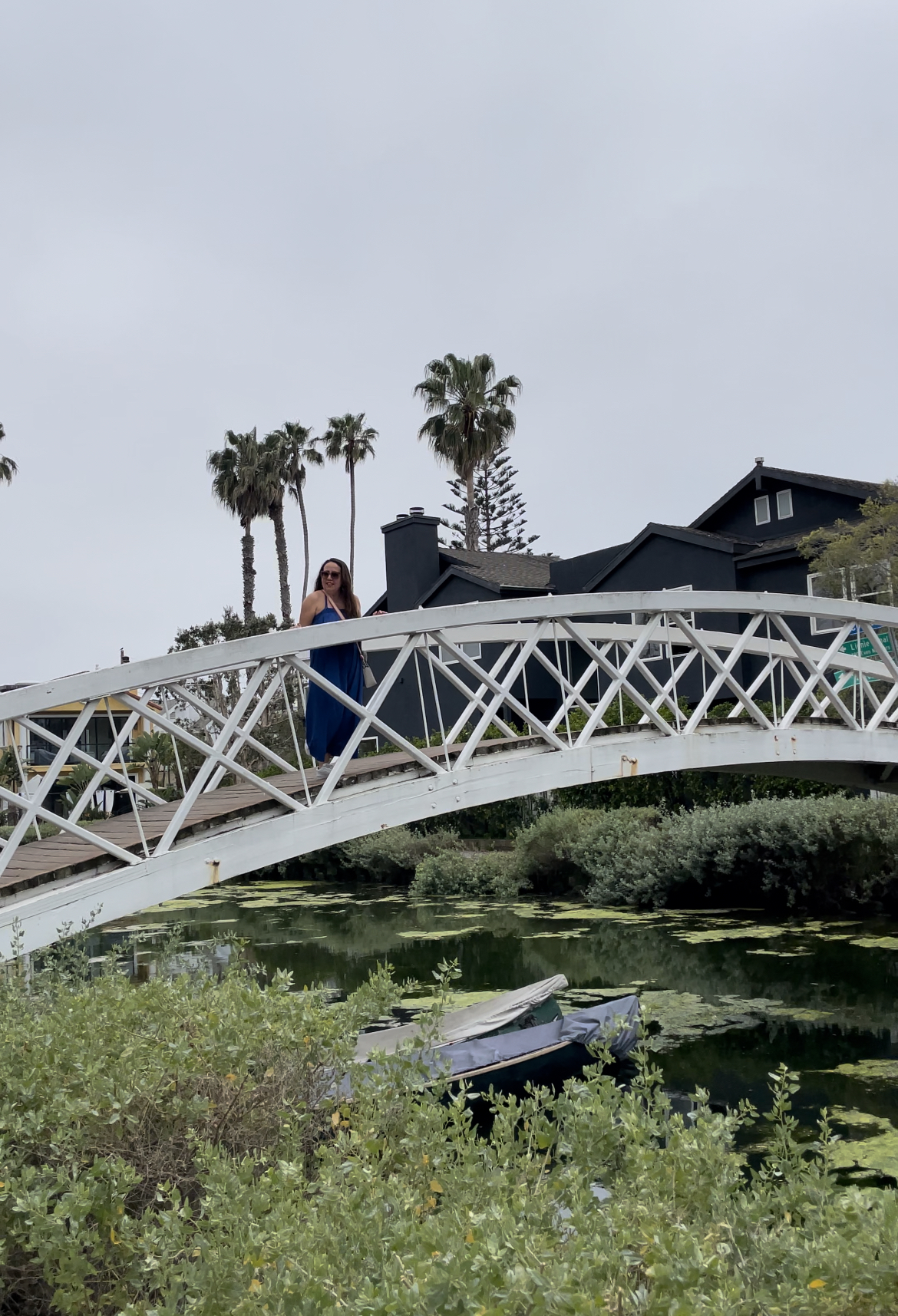 Casual style at the Venice Canal bridge 